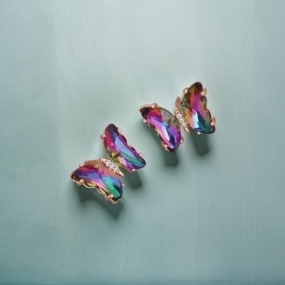 Betsey Johnson Jewelry - BETSEY JOHNSON OMBRE CRYSTAL IRRIDESCENT STUD EARRINGS 1